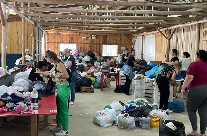  Dois caminhões e um ônibus de donativos enviados