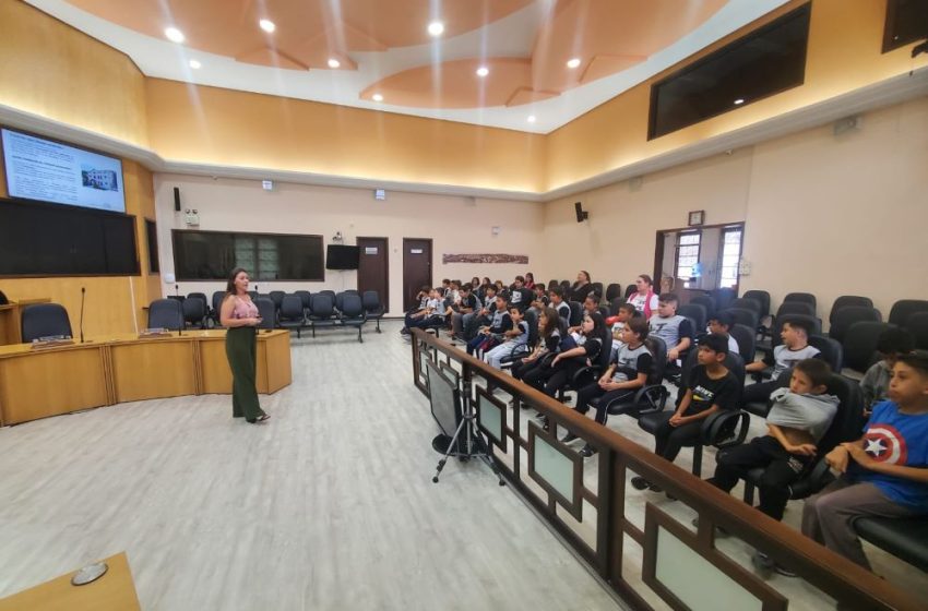  Estudantes conhecem a Câmara de Vereadores