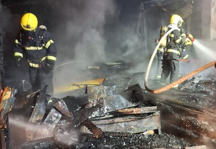  MADRUGADA DRAMÁTICA: Incêndio destruiu residência