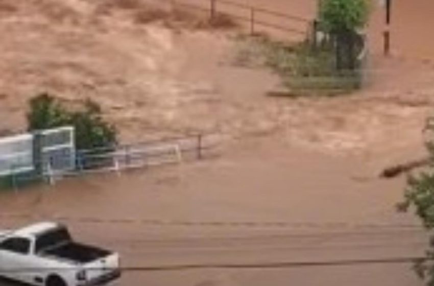  Fortes chuvas deixam dezenas de desalojados em Santa Catarina