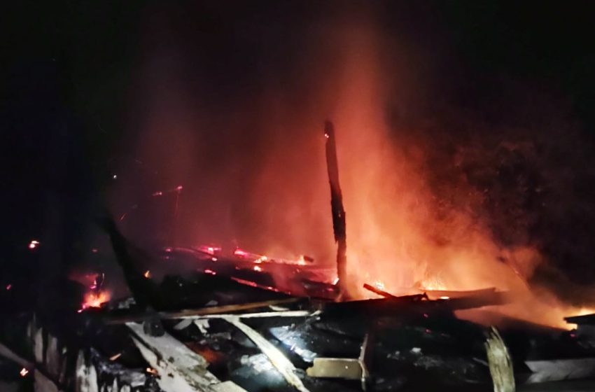  Edificação é destruída por incêndio