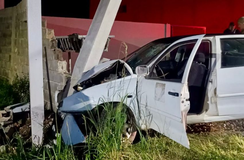  Homem é conduzido ao hospital após colisão em poste