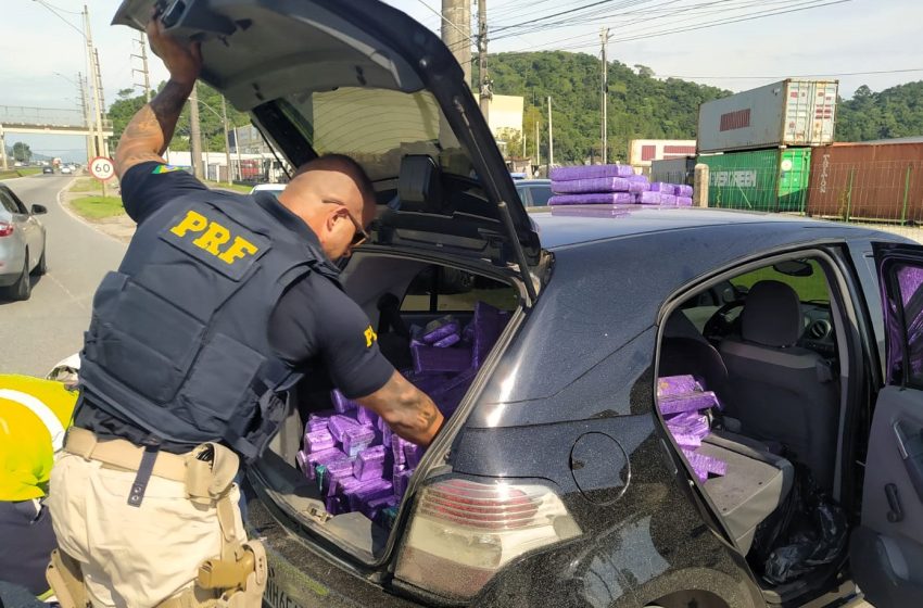  Após perseguição motorista abandona carro abarrotado de droga