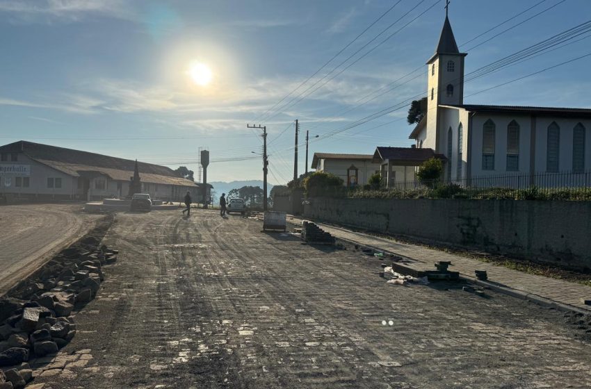  Avança a Pavimentação na Estrada Dona Francisca