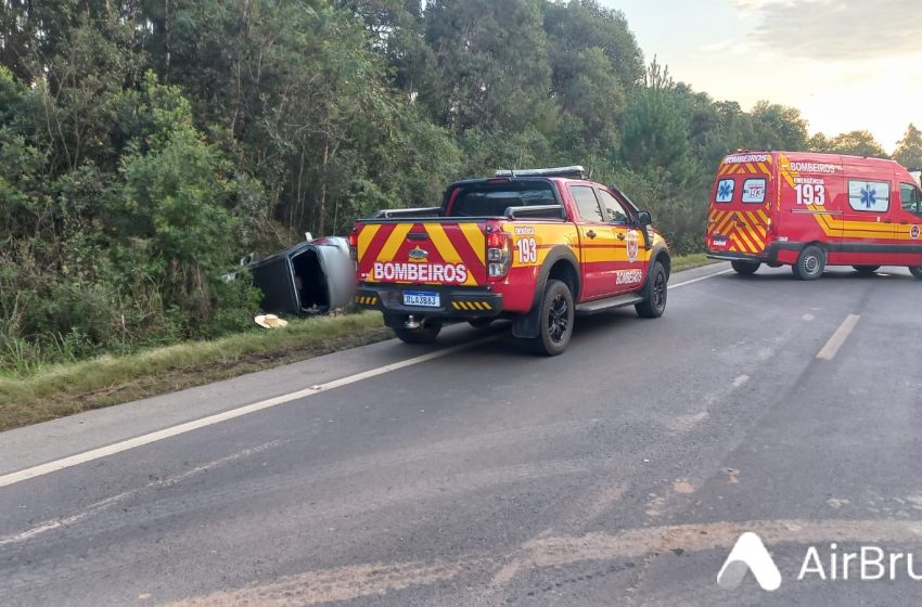  Carro sofre saída de pista após colidir na traseira de um caminhão