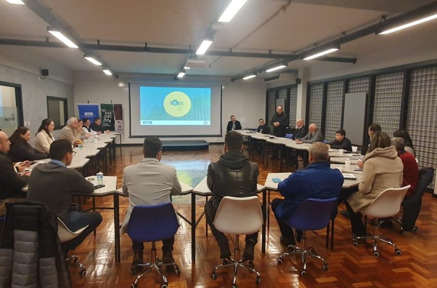  Moveleiros conhecem projeto de valorização do setor madeireiro de Caçador