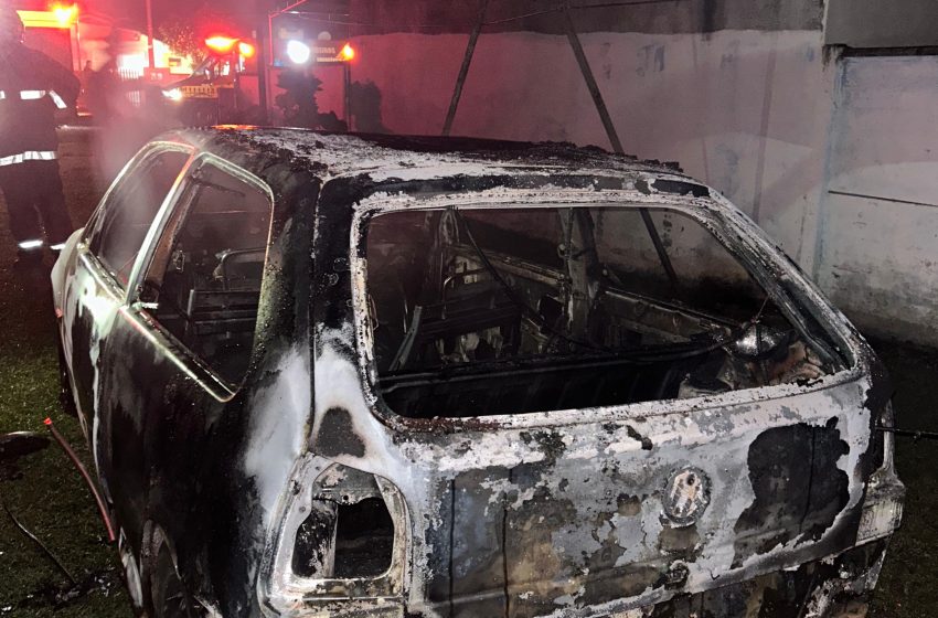  Veículo é destruído por incêndio
