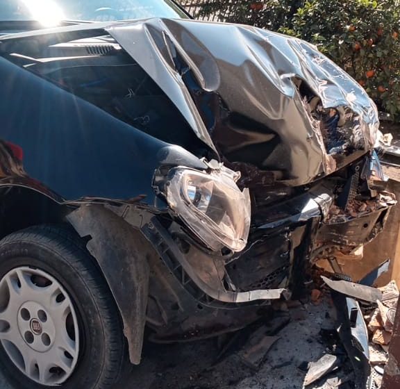  Carro colide em muro no Colonial