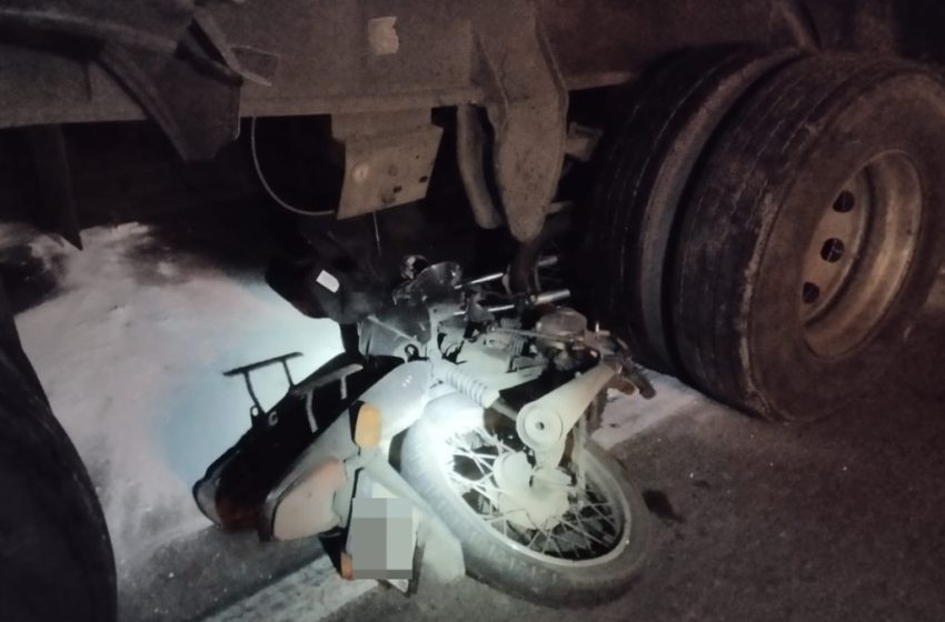  Motociclista caiu embaixo de carreta e não resiste aos ferimentos