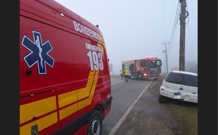  Carro colide em poste na Rodovia dos Móveis
