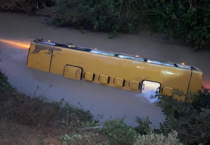  Micro-ônibus com alunos cai em rio no Alto Vale do Itajaí