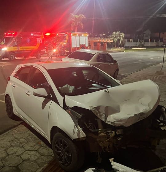  Colisão entre dois carros deixa uma pessoa ferida