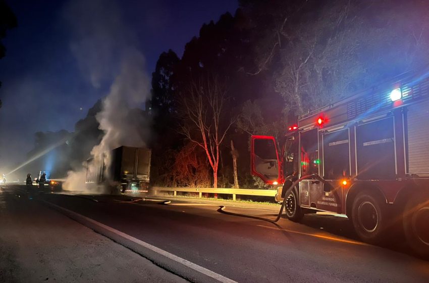  Veículo pega fogo no início da manhã desta segunda-feira