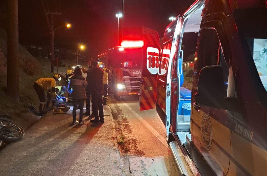  Moto bate em poste e condutor é encaminhado ao Hospital em estado grave