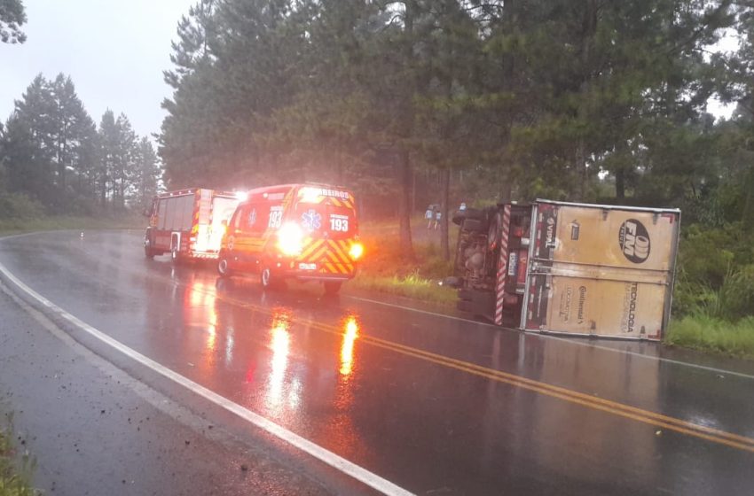  Caminhão capota e condutor é conduzido ao Hospital
