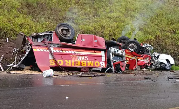  Caminhão de bombeiros capota e colide frontalmente contra carro