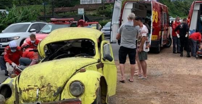  Moto e fusca colidem e jovem fica gravemente ferido