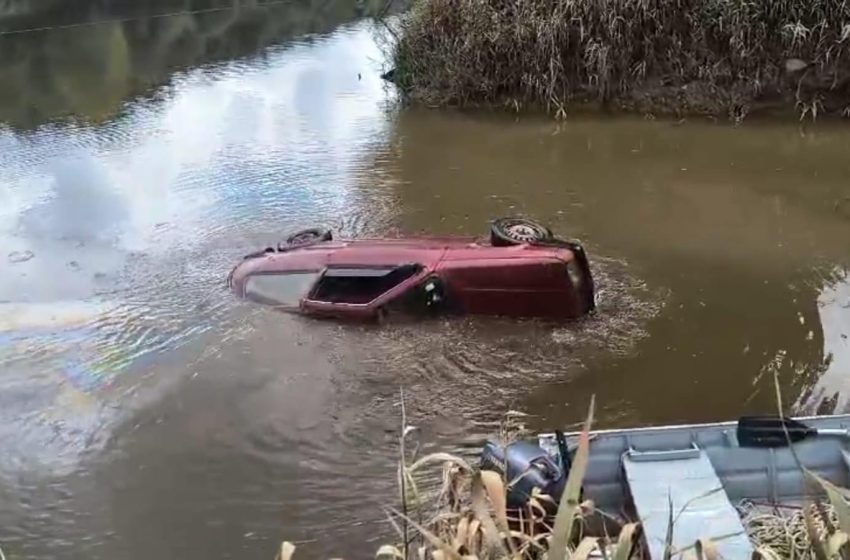 Carro cai de Balsa de Travessia