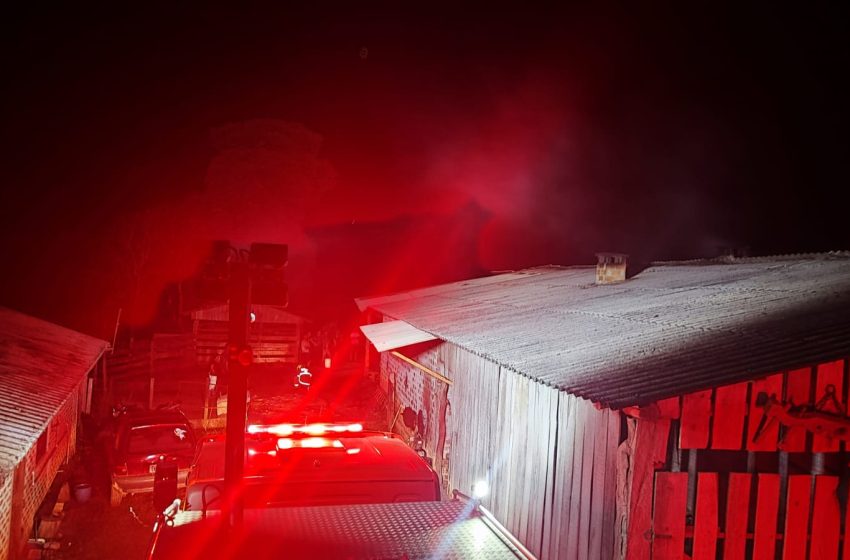  Bombeiros combatem incêndio em estufa de fumo