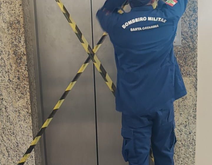 Mulher fica presa em elevador do Shopping Zipperer
