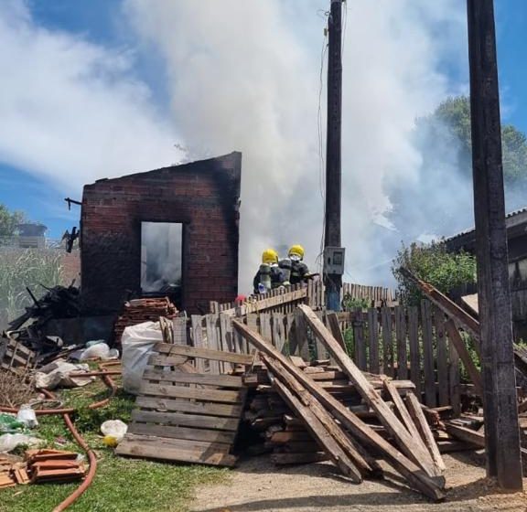  Casa é destruída pelo fogo