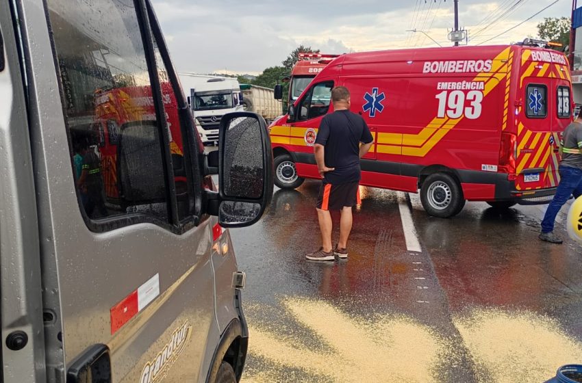  Van e caminhão colidem na BR-280