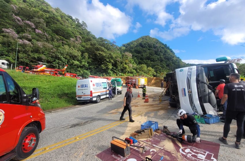  Ônibus lotado de adolescentes tomba na Dona Francisca