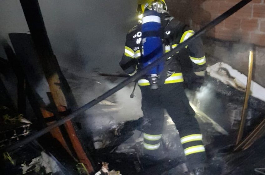  Incêndio destrói depósito de madeiras