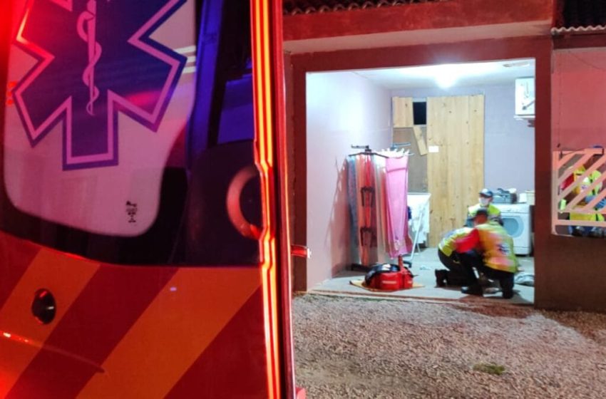  DESCONTROLADA: vizinha prensa criança contra muro