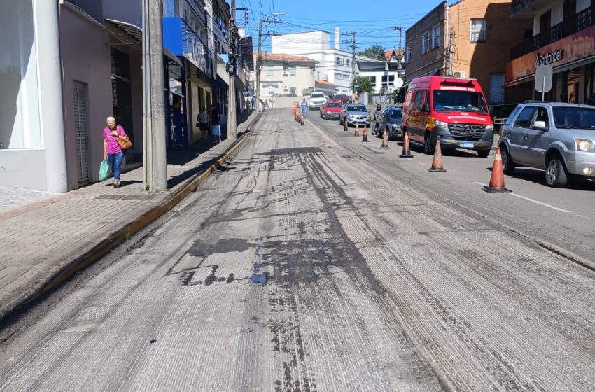  ATENÇÃO:  tráfego em meia pista no centro