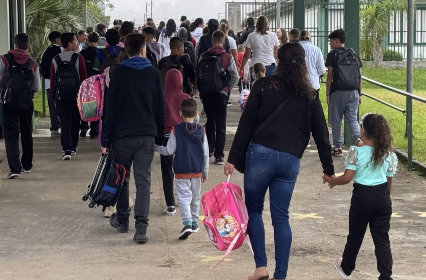  VOLTA ÀS AULAS: estudantes são recebidos no primeiro dia letivo