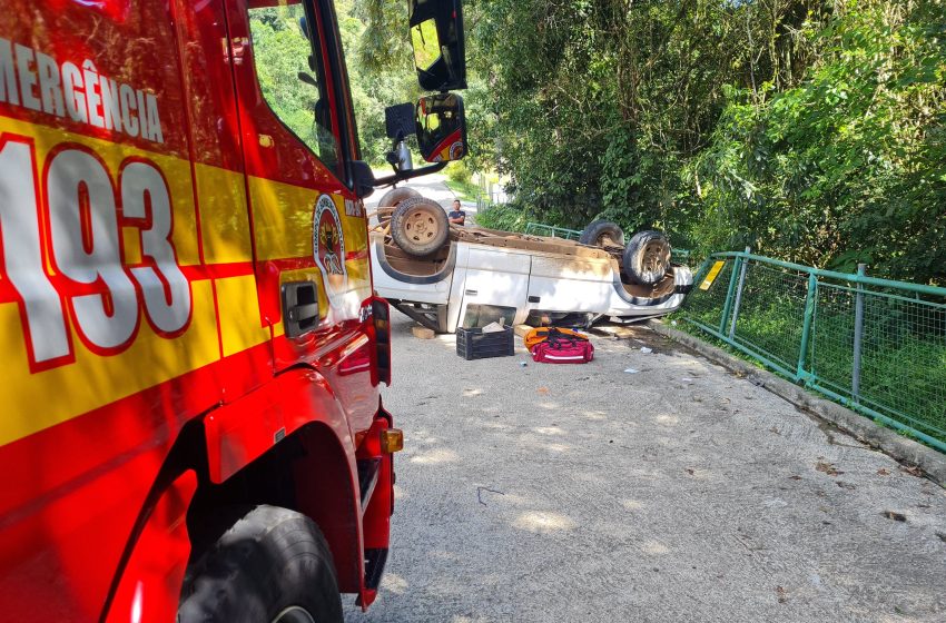  Homem sai ileso após capotamento