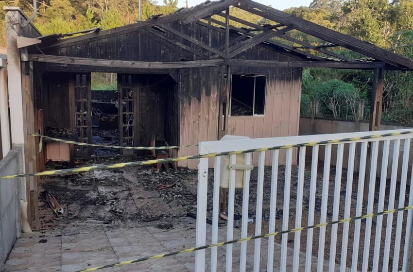  Incêndio destrói casa na tarde de domingo