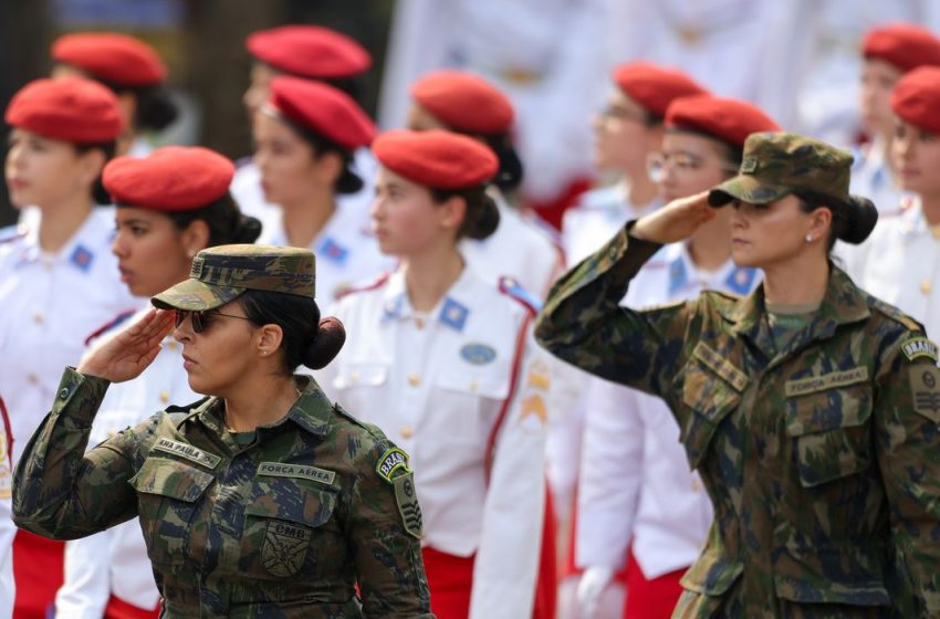  MULHERES: elas estão se alistando nas forças armadas