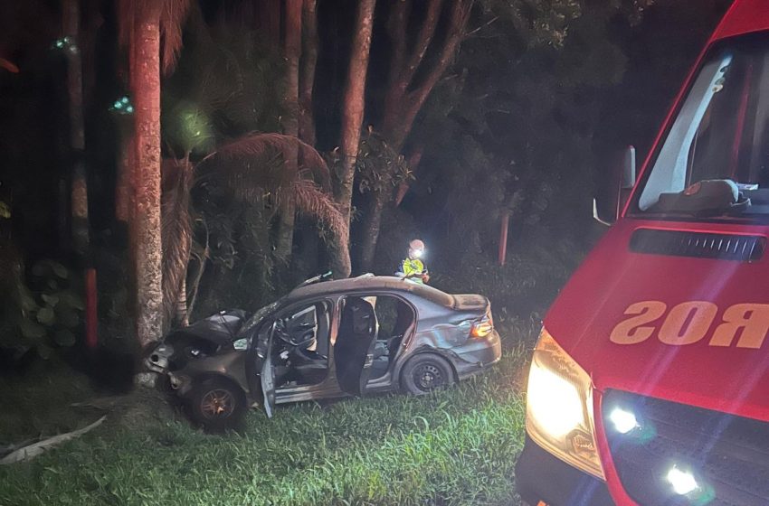  Após colisão em árvore condutor é encaminhado ao Hospital