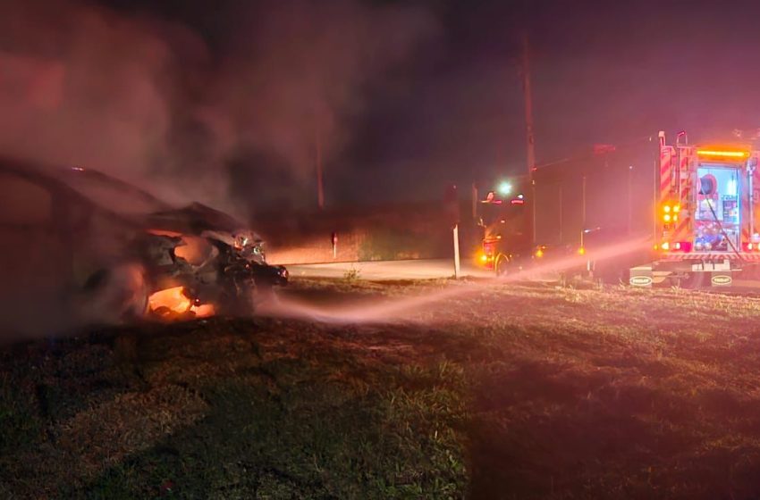  Veículo pega fogo na madrugada