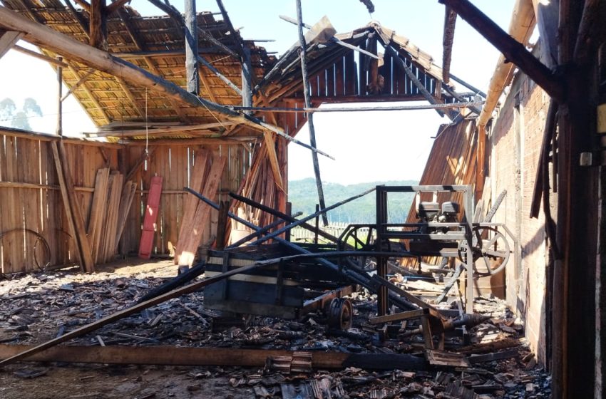  Mulher tem crise nervosa durante incêndio