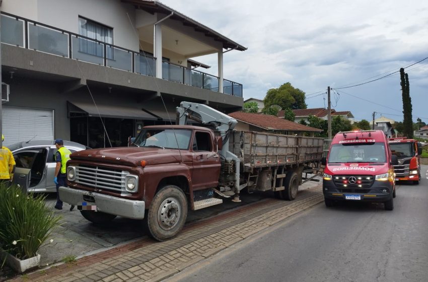  Automóvel bate em carro e depois em prédio no centro