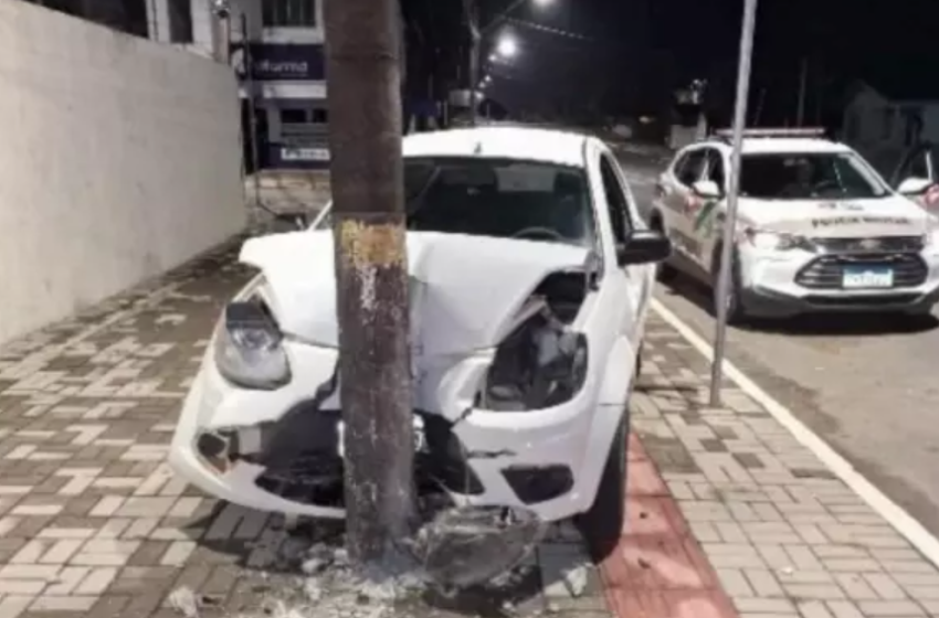 Homem que colidiu carro em poste morre no hospital