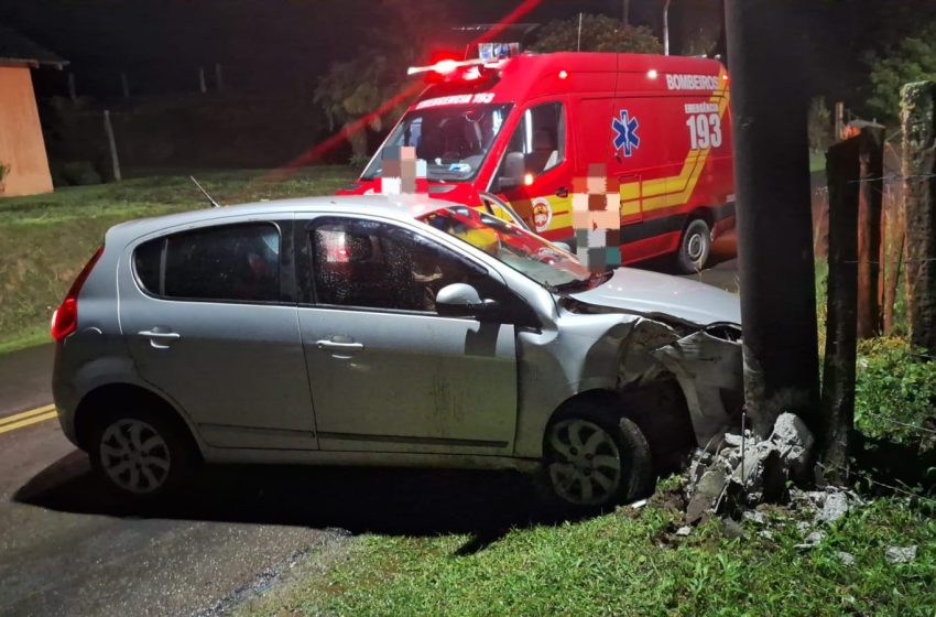  ACIDENTE: Carro bateu de frente com poste