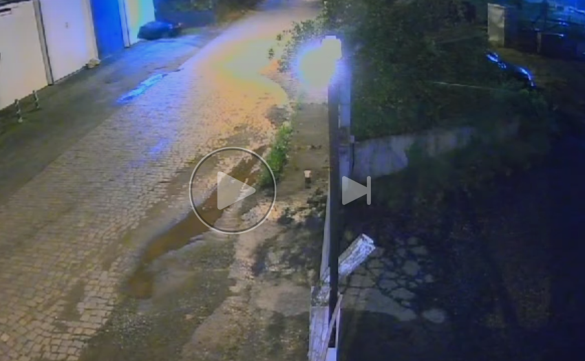  Carro desgovernado invade comércio e motorista foge