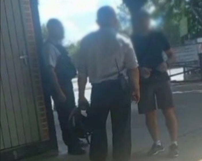  Vigilante do Parque Malwee é alvo de ofensas xenofóbicas