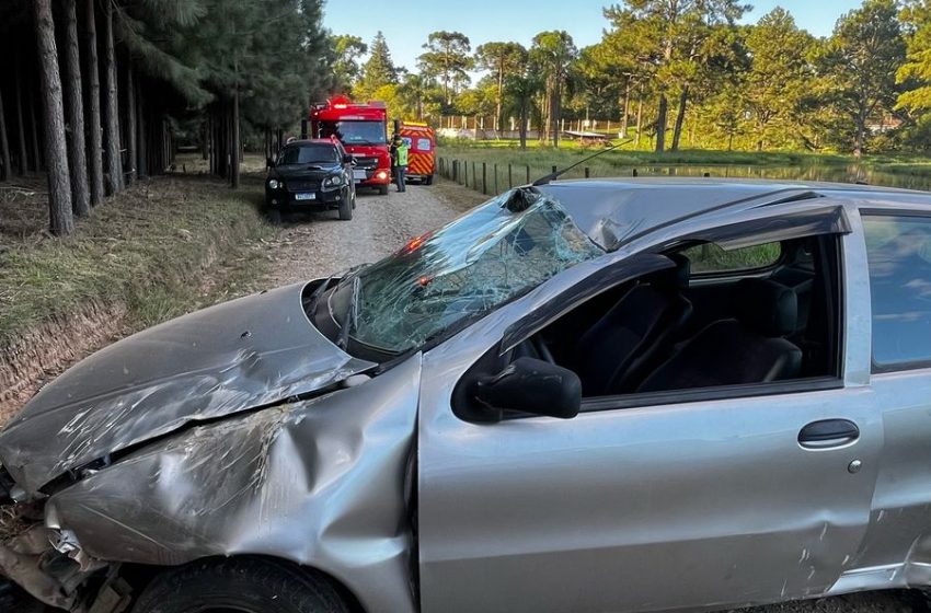  Jovem é encaminhado ao hospital após capotamento