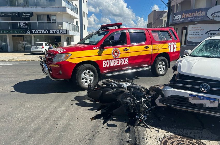  Colisão frontal: duas pessoas encaminhadas ao hospital