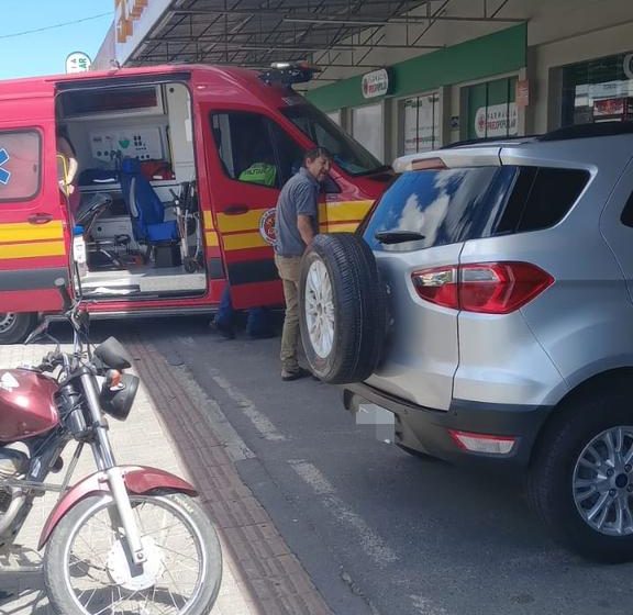  Gestante é conduzida ao hospital após acidente com moto