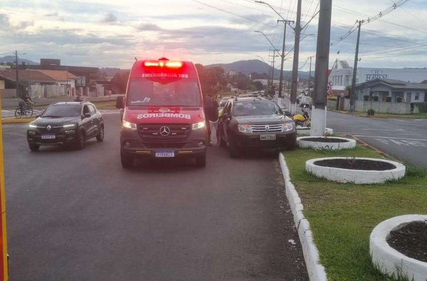  Carro e moto colidem na tarde desta quinta-feira