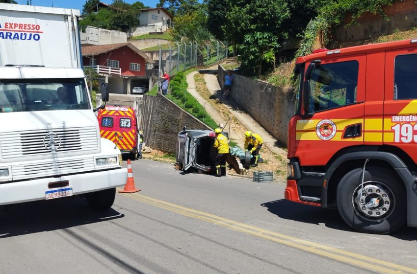  Capotamento no bairro Schramm