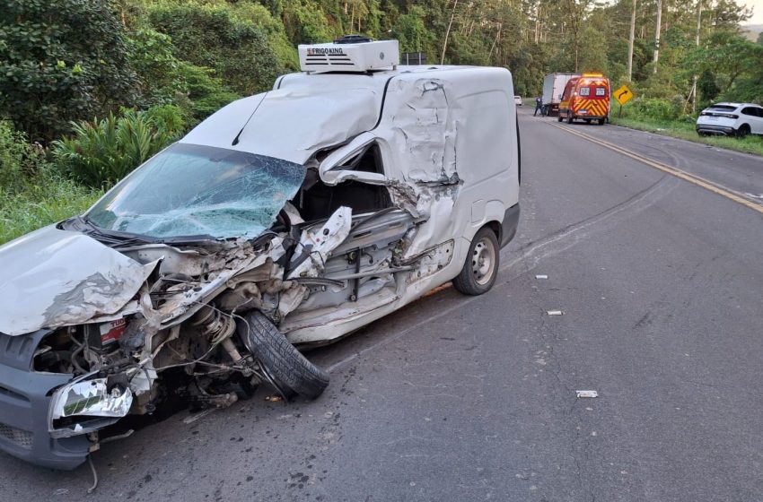  BR-280: Motorista ferido em grave acidente