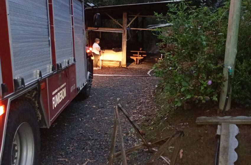  Incêndio destrói salão de festas em área rural