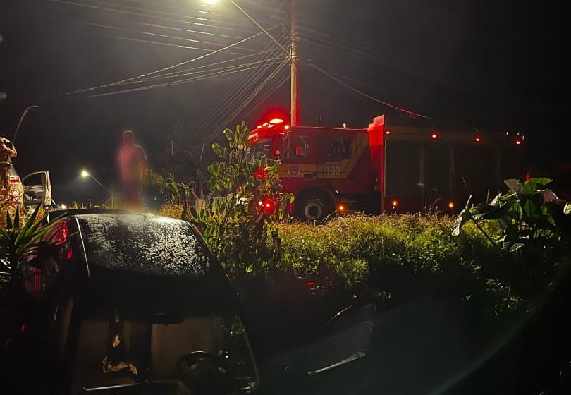  Carro cai em barranco na madrugada